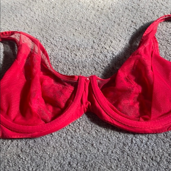 Victoria’s Secret red bra! - Picture 3 of 4